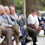 grupo-hombres-mayores-sentados-banco_