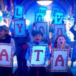 La nueva aberración de Disney: En una miniserie los niños sostienen letras gigantes que dicen “Te amamos Satanás”