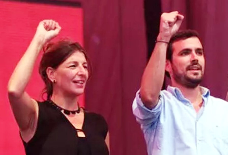 Yolanda Díaz y Alberto Garzón con puño en alto