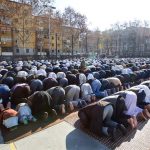 musulmanes rezando calle