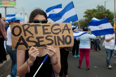 manifestante nicaragüense con cartel de ortega asesino 2018