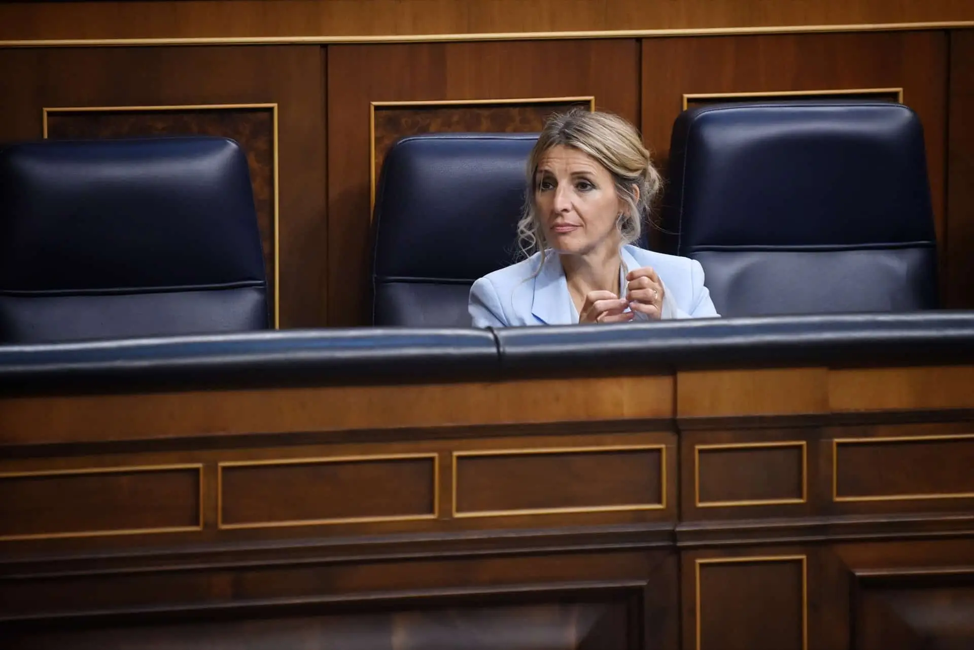Yolanda Díaz sola en el Congreso durante debate sobre corrupción del PSOE.