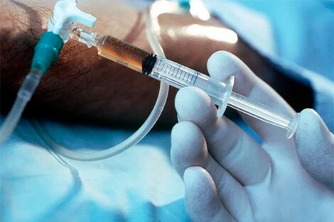 inyectando eutanasia a una persona