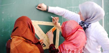 niñas musulmanas con velo en un aula