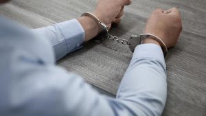 hombre detenido acusado falsamente