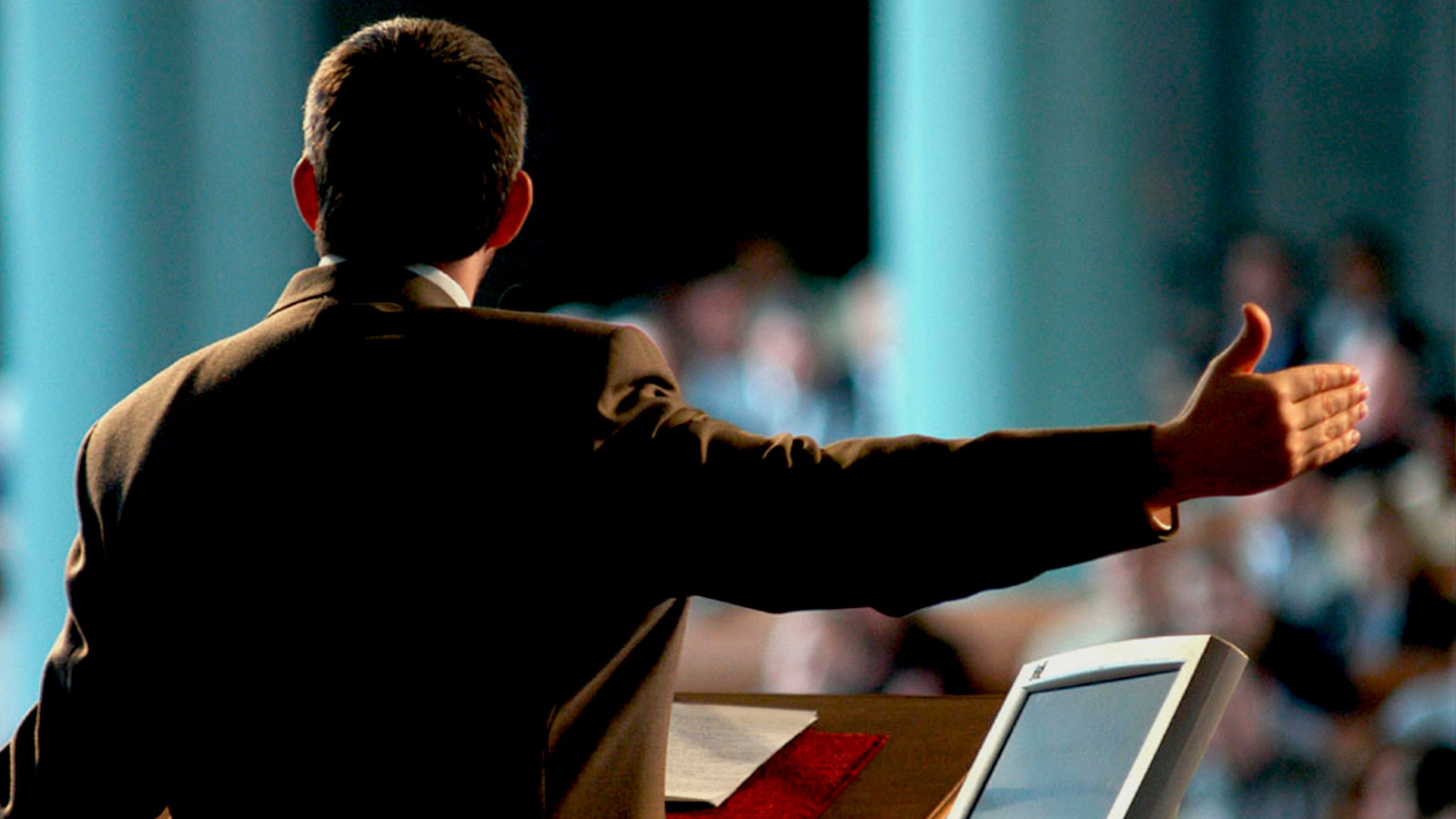 lider hablando de-espaldas