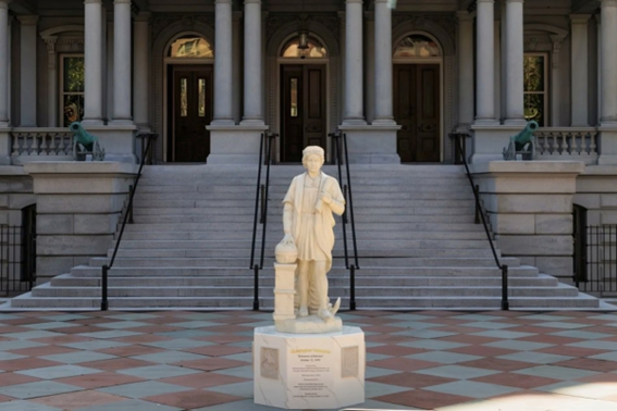 Trump humilla a Felipe VI defendiendo a Cristóbal Colón