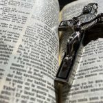 criminalizar la Biblia