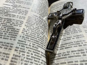 criminalizar la Biblia