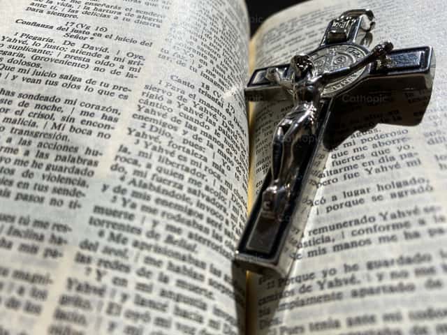 criminalizar la Biblia