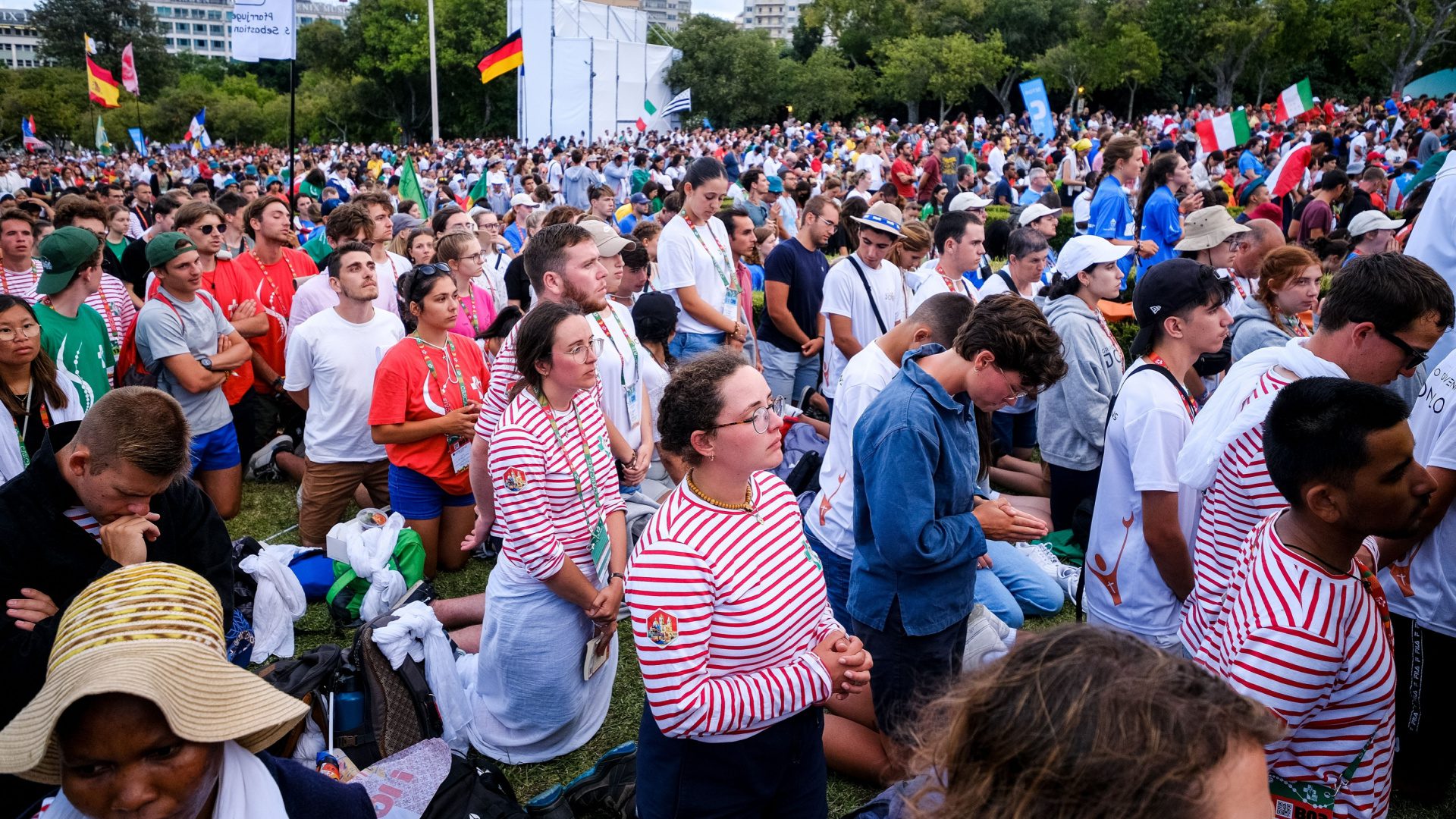 hombres jóvenes religión