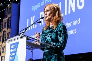J.K. Rowling presas trans demandas