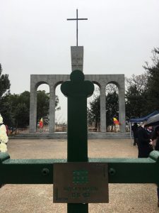 Primer plano de la gran cruz y las inscripciones del Monumento a los Rumanos Caídos en Majadahonda.