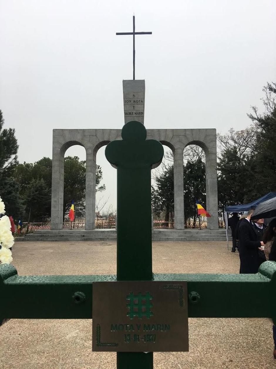Primer plano de la gran cruz y las inscripciones del Monumento a los Rumanos Caídos en Majadahonda.