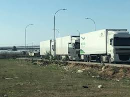 Camiones marroquíes cruzando EL EJIDO cargados de productos agrícolas