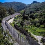 Valla fronteriza de Ceuta que separa el territorio de España y Marruecos