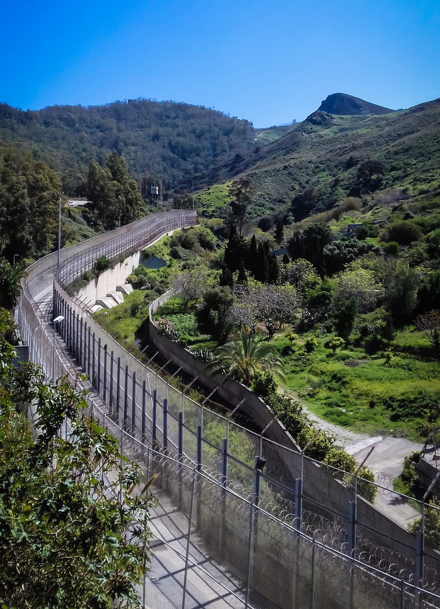 Valla fronteriza de Ceuta que separa el territorio de España y Marruecos