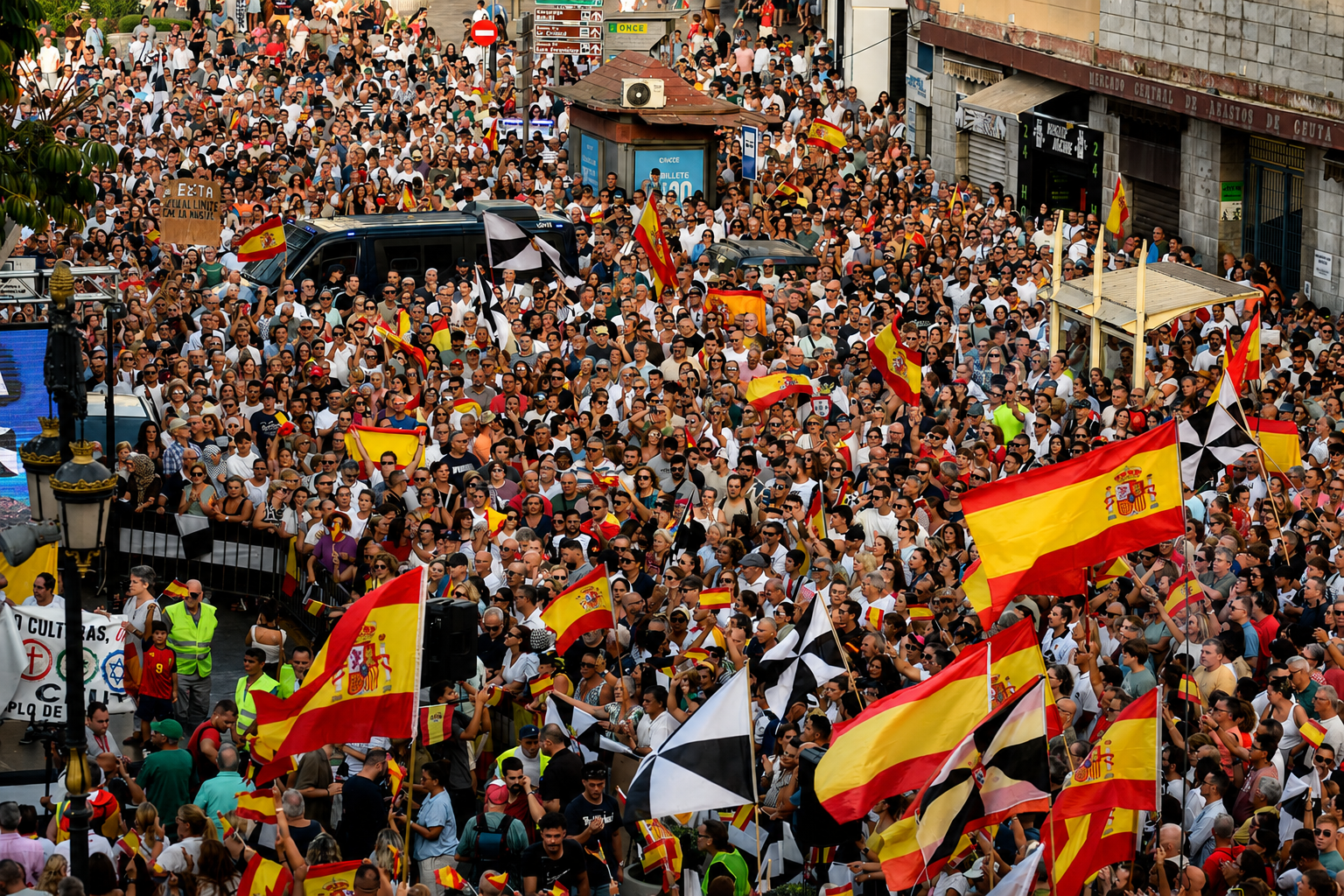Ciudadanos concentrados de forma pacífica portando banderas en apoyo a la soberanía de Ceuta.
