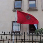 Fachada exterior de la Embajada de Marruecos en Madrid con su bandera.