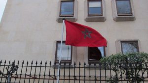 Fachada exterior de la Embajada de Marruecos en Madrid con su bandera.