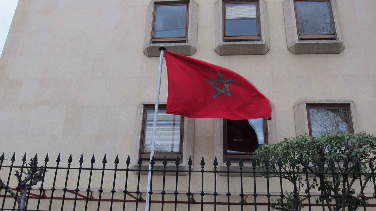 Fachada exterior de la Embajada de Marruecos en Madrid con su bandera.