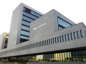 Sede central de Europol simbolizando la alerta de seguridad internacional.