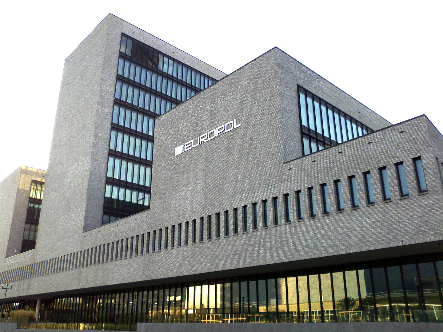 Sede central de Europol simbolizando la alerta de seguridad internacional.