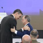 SANCHEZ AGARRA POR EL HOMBRO A JUAN JOSÉ VIVAS