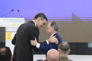 SANCHEZ AGARRA POR EL HOMBRO A JUAN JOSÉ VIVAS