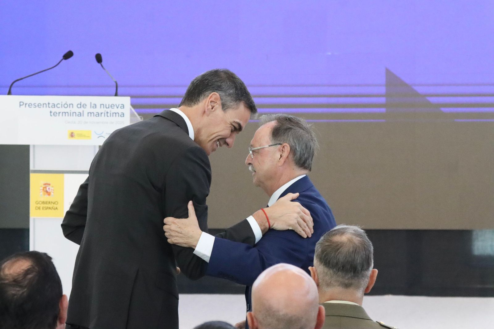 SANCHEZ AGARRA POR EL HOMBRO A JUAN JOSÉ VIVAS