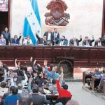 Salón de sesiones del Congreso Nacional de Honduras con diputados debatiendo durante una jornada legislativa ordinaria.