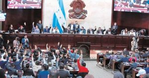 Salón de sesiones del Congreso Nacional de Honduras con diputados debatiendo durante una jornada legislativa ordinaria.