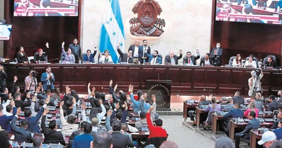 Salón de sesiones del Congreso Nacional de Honduras con diputados debatiendo durante una jornada legislativa ordinaria.
