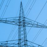 Una torre de alta tensión recortada contra un cielo