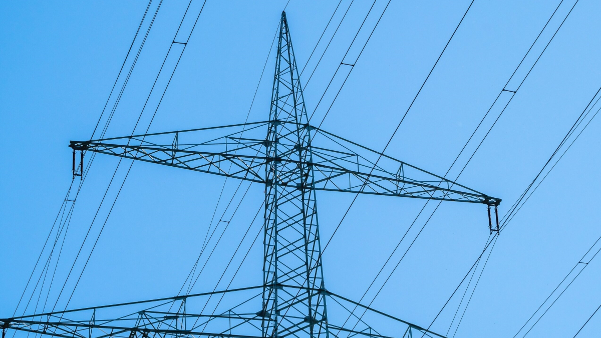 Una torre de alta tensión recortada contra un cielo