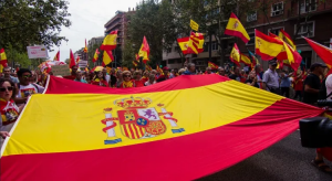Primer plano de banderas de España durante una manifestación civil contra las concesiones políticas del Gobierno de la nación.