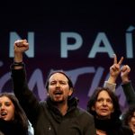 plana mayor de los comunistas de Podemos con el puño levantado