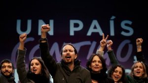 plana mayor de los comunistas de Podemos con el puño levantado