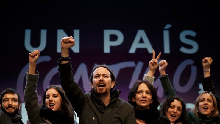plana mayor de los comunistas de Podemos con el puño levantado