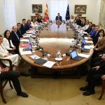 Consejo de Ministros de España con las carpetas oficiales del Gobierno listas para la sesión