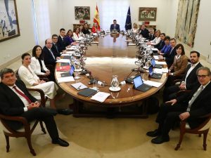 Consejo de Ministros de España con las carpetas oficiales del Gobierno listas para la sesión
