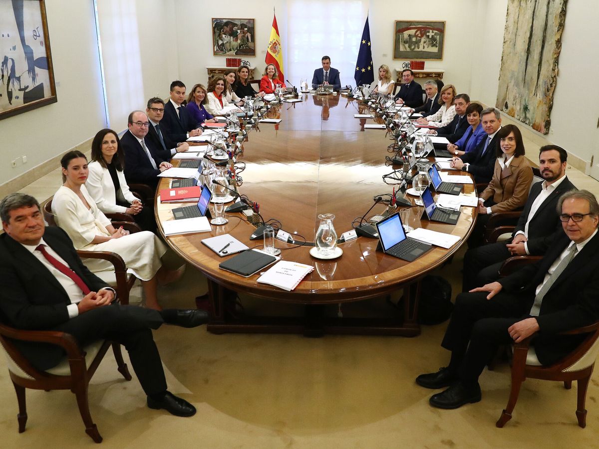 Consejo de Ministros de España con las carpetas oficiales del Gobierno listas para la sesión