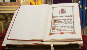 Ejemplar de la Constitución Española abierto sobre una mesa