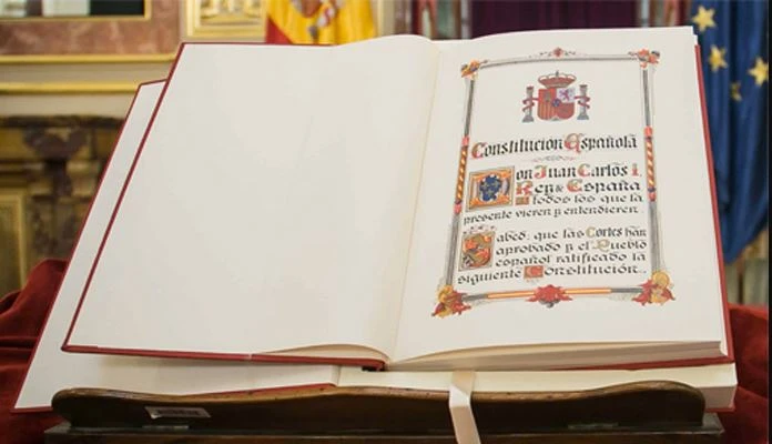 Ejemplar de la Constitución Española abierto sobre una mesa