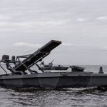 Drones militares de mar Negro cerca de la península de Crimea bajo un cielo nublado de operaciones bélicas.