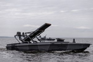 Drones militares de mar Negro cerca de la península de Crimea bajo un cielo nublado de operaciones bélicas.