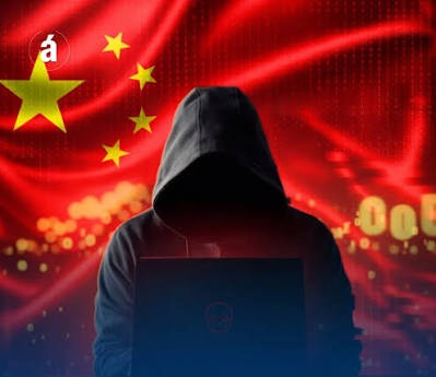 Figura de hacker espía oculto mostrando bandera del gobierno de China en el fondo.