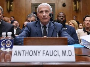 El Dr. Anthony Fauci testifica ante un comité del Senado sobre los orígenes de la COVID-19 y la financiación del laboratorio de Wuhan.