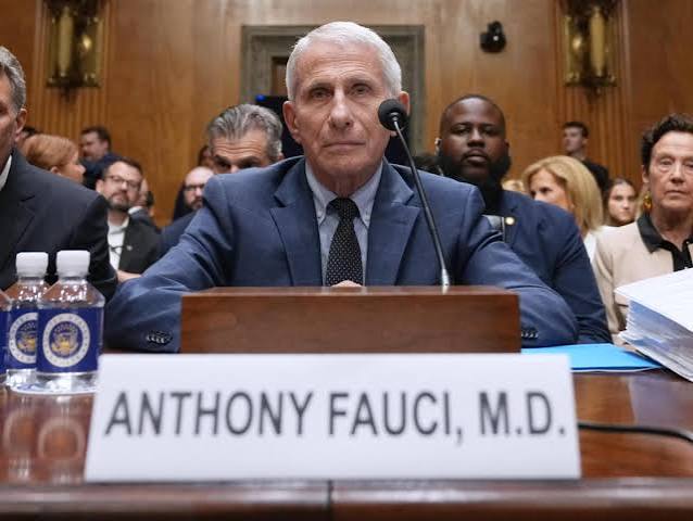 El Dr. Anthony Fauci testifica ante un comité del Senado sobre los orígenes de la COVID-19 y la financiación del laboratorio de Wuhan.