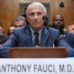 El doctor Anthony Fauci testifica ante un micrófono en una sala de comités del Senado de Estados Unidos.